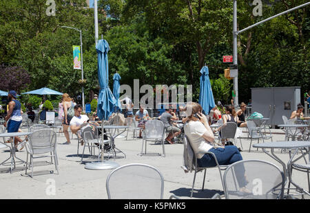 Esplanade lungo Madison Square Park con persone rilassante in New York - USA Foto Stock