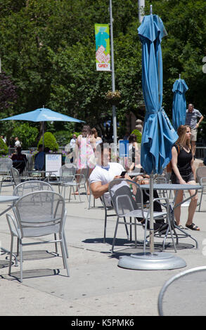 Esplanade lungo Madison Square Park con persone rilassante in New York - USA Foto Stock