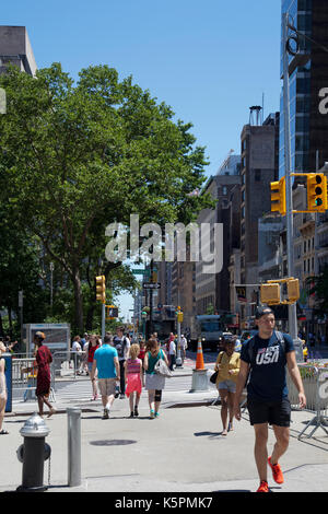 I pedoni sulla spianata di intersezione W23rd , E23rd e Broadway lungo Madison Square Park a New York - USA Foto Stock