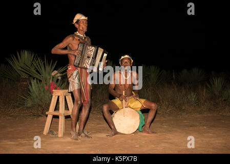 Antandroy musicisti, fiume Mandrare Camp, Ifotaka forestale comunitario, Madagascar Foto Stock