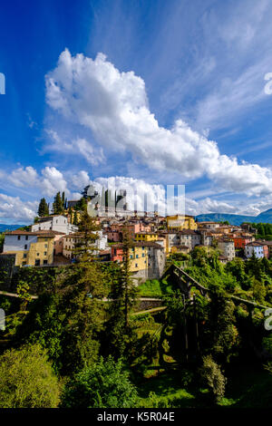 Panorama della città, situato su una collina Foto Stock