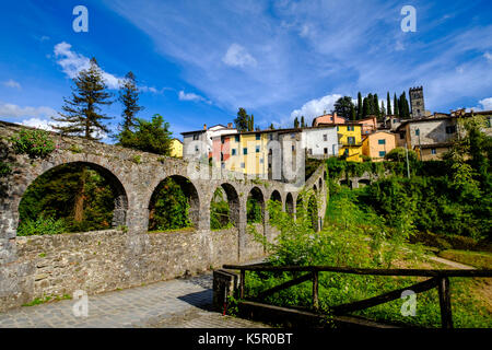 Parte delle vecchie mura della città con la chiesa di San Cristoforo sulla sommità della città Foto Stock