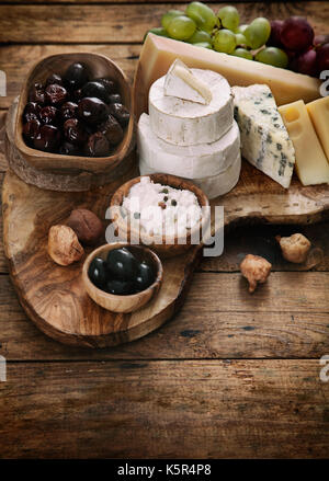 Varietà di formaggio.food background. Ingredienti freschi su legno Foto Stock