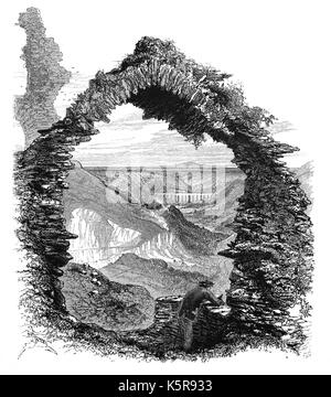 1870: l'Acquedotto Pontcysyllte che porta il Llangollen Canal attraverso il fiume Dee, visto attraverso un arco in rovina di Castell Dinas Brân. Il castello medievale, edificato probabilmente nel 1260, occupa un importante sito sulla collina sopra la città di Llangollen in Denbighshire, il Galles del Nord. Foto Stock