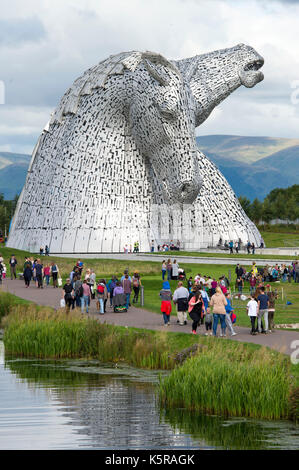 Il Kelpies presso l'Helix Park con il Forth & Clyde Canale da dietro il fiume Carron Falkirk in Scozia Foto Stock