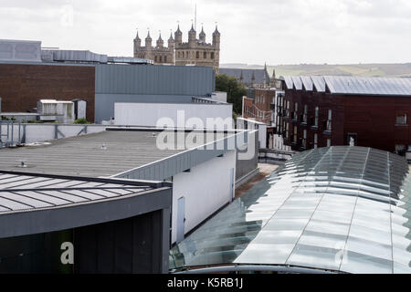 Vista verso la Cattedrale di Exeter sui tetti di Princesshay shopping centre, Foto Stock