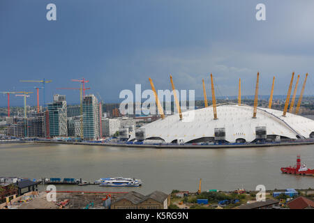 Il tempo è stato molto bello di Londra con una vedute dell'O2 Arena e Canary Wharf centro finanziario. Il fiume Tamigi è la separazione di Londra a nord e a sud. Foto Stock