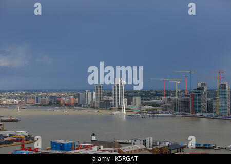 Il tempo è stato molto bello di Londra con una vedute dell'O2 Arena e Canary Wharf centro finanziario. Il fiume Tamigi è la separazione di Londra a nord e a sud. Foto Stock