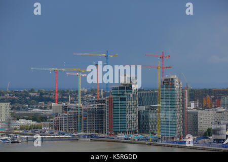 Il tempo è stato molto bello di Londra con una vedute dell'O2 Arena e Canary Wharf centro finanziario. Il fiume Tamigi è la separazione di Londra a nord e a sud. Foto Stock