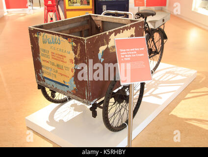 Pareti Vendita gelati triciclo 'Stop Me e acquistare un' c 1935, Weston-super-Mare museum, Somerset, Inghilterra, Regno Unito Foto Stock