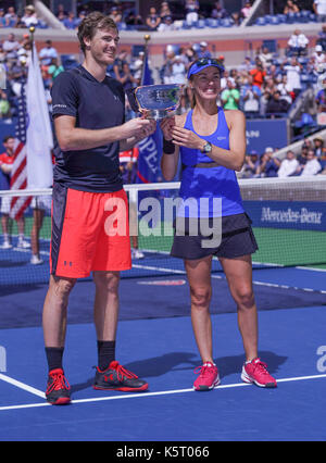 New york, Stati Uniti. 09Sep, 2017. doppio misto champions jamie murray della Gran Bretagna e la svizzera Martina Hingis posano con trofeo a US Open Tennis Tournament a Billie Jean King national tennis center credito: lev radin/Pacific press/alamy live news Foto Stock