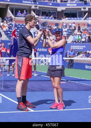 New york, Stati Uniti. 09Sep, 2017. doppio misto champions jamie murray della Gran Bretagna e la svizzera Martina Hingis posano con trofeo a US Open Tennis Tournament a Billie Jean King national tennis center credito: lev radin/Pacific press/alamy live news Foto Stock