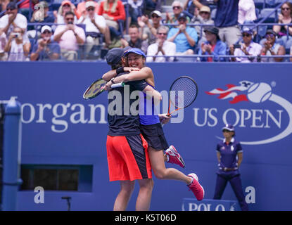 New york, Stati Uniti. 09Sep, 2017. doppio misto champions jamie murray della Gran Bretagna e la svizzera Martina Hingis celebrare la vittoria a US Open Tennis Tournament a Billie Jean King national tennis center credito: lev radin/Pacific press/alamy live news Foto Stock