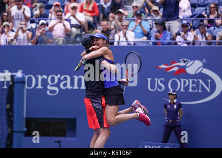 New york, Stati Uniti. 09Sep, 2017. doppio misto champions jamie murray della Gran Bretagna e la svizzera Martina Hingis celebrare la vittoria a US Open Tennis Tournament a Billie Jean King national tennis center credito: lev radin/Pacific press/alamy live news Foto Stock