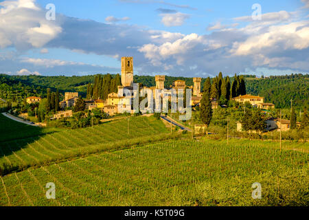 Le case in pietra del piccolo villaggio e l'abbazia), il monastero, sono situati tra i grandi vigneti nel Chianti Foto Stock