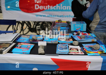 Monaco di Baviera, Germania. 09Sep, 2017. afd stand. questo weekend il 'leopoldcorso' street life festival si svolge. diversi partiti politici utilizzato per la campagna elettorale. afd non è stato consentito di partecipare. per che avevano un cavalletto direttamente accanto a 'leopoldcorso'. Credito: Alexander pohl/Pacific press/alamy live news Foto Stock