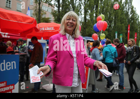 Monaco di Baviera, Germania. 09Sep, 2017. attivista di die linke distribuendo dei volantini. questo weekend il 'leopoldcorso' street life festival si svolge. diversi partiti politici utilizzato per la campagna elettorale. afd non è stato consentito di partecipare. per che avevano un cavalletto direttamente accanto a 'leopoldcorso'. Credito: Alexander pohl/Pacific press/alamy live news Foto Stock