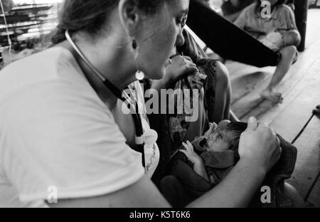 Dott.ssa Maria Washburne esamina un rifugiati birmani infantile a Shok La campo profughi nel nord-ovest della Thailandia; un campo solo per quelli con sintomi di colera. Settembre, 1996. Foto Stock