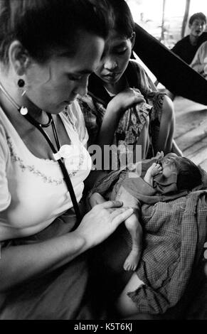 Dott.ssa Maria Washburne esamina un rifugiati birmani infantile a Shok La campo profughi nel nord-ovest della Thailandia; un campo solo per quelli con sintomi di colera. Settembre, 1996. Foto Stock