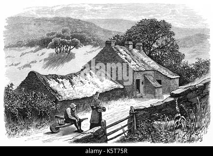 1870: la donna nel tradizionale abito gallese parlando a un prossimo al di fuori di una strada, moorland cottage vicino Beddgelert in Snowdonia, Gwynedd, il Galles del Nord. Foto Stock