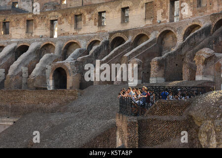 Un sacco di turisti al Colosseo, Roma, Italia Foto Stock