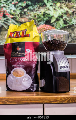 Catering pack di XXL Bellarom, Arabica torrefatto caffè espresso in grani, accanto a una dualit grinder elettrico, con caffè macinato nel contenitore. Foto Stock