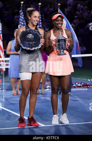 New york, ny, Stati Uniti d'America - 9 settembre 2017: sloane stephens & madison i tasti durante la presentazione del trofeo per il campionato delle donne a US Open Tennis Tournament a Billie Jean King National Tennis Center Foto Stock