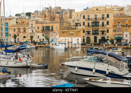 VALLETTA, MALTA - 23 AGOSTO 2017: Barche, navi e yacht ancorati al porto di Birgu, uno dei porti più grandi delle tre città di Malta Foto Stock