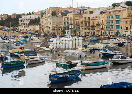 VALLETTA, MALTA - 23 AGOSTO 2017: Barche, navi e yacht ancorati al porto di Birgu, uno dei porti più grandi delle tre città di Malta Foto Stock