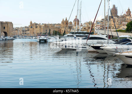 VALLETTA, MALTA - 23 AGOSTO 2017: Barche, navi e yacht ancorati al porto di Birgu, uno dei porti più grandi delle tre città di Malta Foto Stock