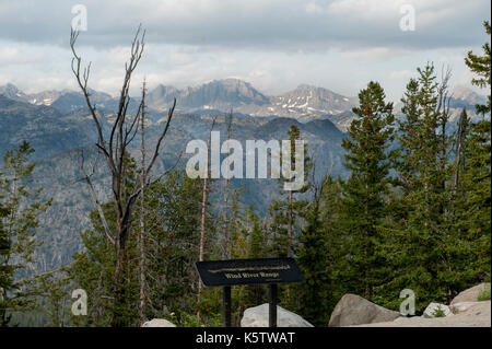 Del wyoming wind river range, nel deserto bridger, visto da un punto di vista stradale in alto sopra il lago di Fremont. Foto Stock