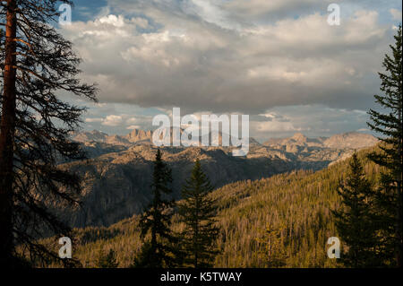 Del wyoming wind river range, nel deserto bridger, visto da un punto di vista stradale in alto sopra il lago di Fremont. Foto Stock