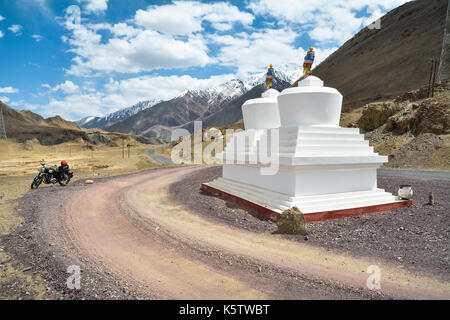 Bianco o chortens stupa vicino a alchi, ladakh Foto Stock