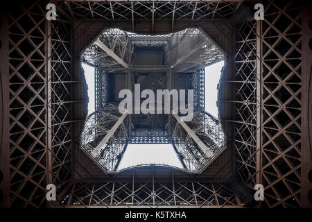 Vista simmetrica da sotto la torre eiffel, che mostra la sua complessa struttura a reticolo di ferro. Foto Stock