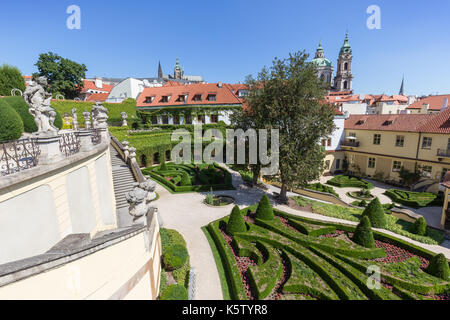 Vista del giardino vrtba (vrtbovská zahrada) e St Nicholas Chiesa e altri edifici antichi a Mala Strana (quartiere Lesser Town) a Praga. Foto Stock