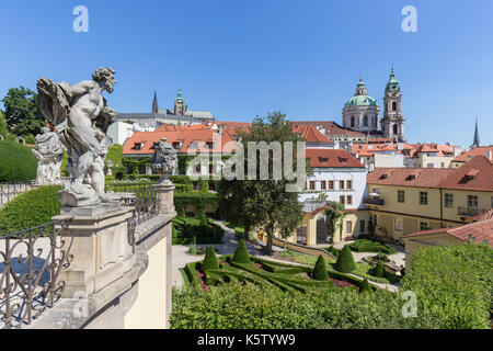 Statue del giardino vrtba (vrtbovská zahrada) e vista di St Nicholas Chiesa e altri edifici antichi a Mala Strana di Praga. Foto Stock