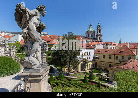 Statue del giardino vrtba (vrtbovská zahrada) e vista di St Nicholas Chiesa e altri edifici antichi a Mala Strana di Praga. Foto Stock
