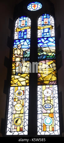 Il ventesimo secolo le finestre di vetro macchiate nel coro del Regio la chiesa Garrison commemorare l Ottava Armata e le divisioni che hanno reso formata. Foto Stock