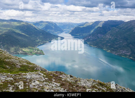Lustrafjord, ramo del Sognefjord, vista verso east end a Fortun e Skjolden, visto dalla vetta del monte Molden, Norvegia. Foto Stock