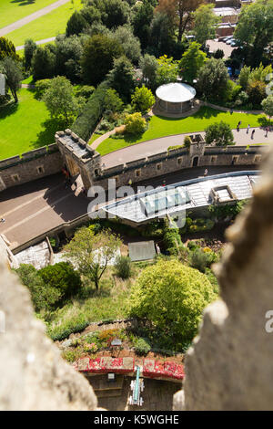 Elevata / vista aerea della Collina del Castello verso Saint Georges gate / ingresso gateway per mezzo Ward del Castello di Windsor. Windsor. Regno Unito. (90) Foto Stock