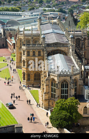 Vista del reparto inferiore del Castello di Windsor tra cui Saint Georges Chapel incluse le sue mura difensive e torri, e l'alloggio. Windsor, Regno Unito. (90) Foto Stock