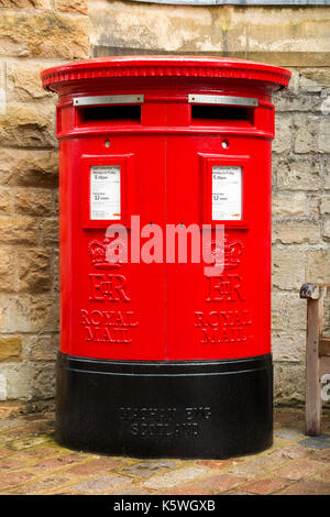 Dipinta di fresco wide / doppia scanalatura britannico casella montante della Regina Elisabetta II 's regnare con due aperture / pilastro box / post / letter box. (90) Foto Stock