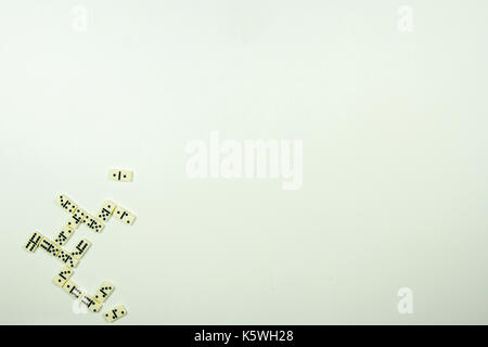 Gioco di Domino pezzo su piastrelle bianche con copia spazio. Foto Stock