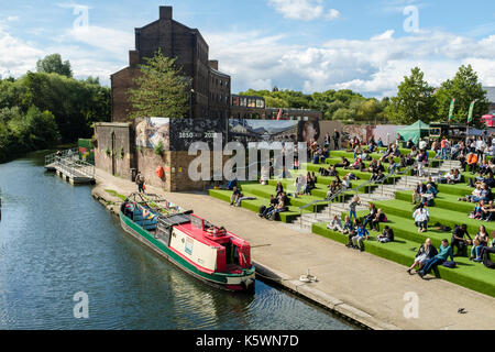 Regent's Canal in esecuzione attraverso la King's Cross area di Londra, Regno Unito Foto Stock