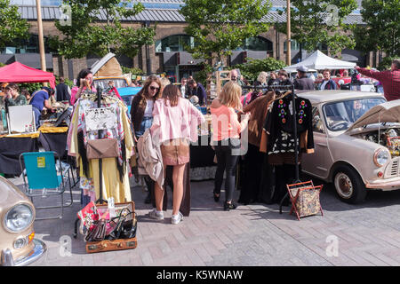 King's Cross classic car boot vendita. Moda vintage, articoli per la casa e gli accessori in vendita oltre alle classiche di autoveicoli, King's Cross, London, Regno Unito Foto Stock