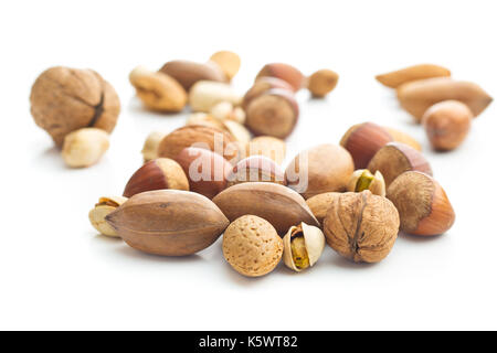 Diversi tipi di dadi in breve. nocciole, noci, mandorle, noci pecan e i pistacchi isolati su sfondo bianco. Foto Stock