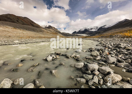 Acqua di disgelo dal ghiacciaio gulkana in Alaska range interno alaska. autunno. pomeriggio. Foto Stock