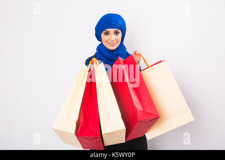 La donna araba con borse per lo shopping Foto Stock