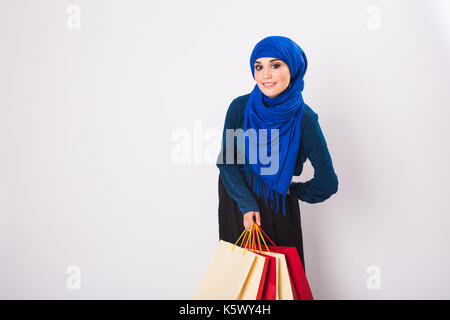 La donna araba con borse per lo shopping Foto Stock