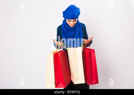 La donna araba con borse per lo shopping Foto Stock